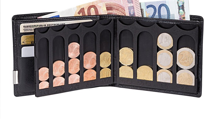 Bildbeschreibung: Aufgeklappte EiMiX Geldbörse und aufgeklappte Münzbox, welche mit Münzen bestückt ist, die Kante an Kante liegen. Aus dem Scheinfach ragen 2 Geldscheine heraus.